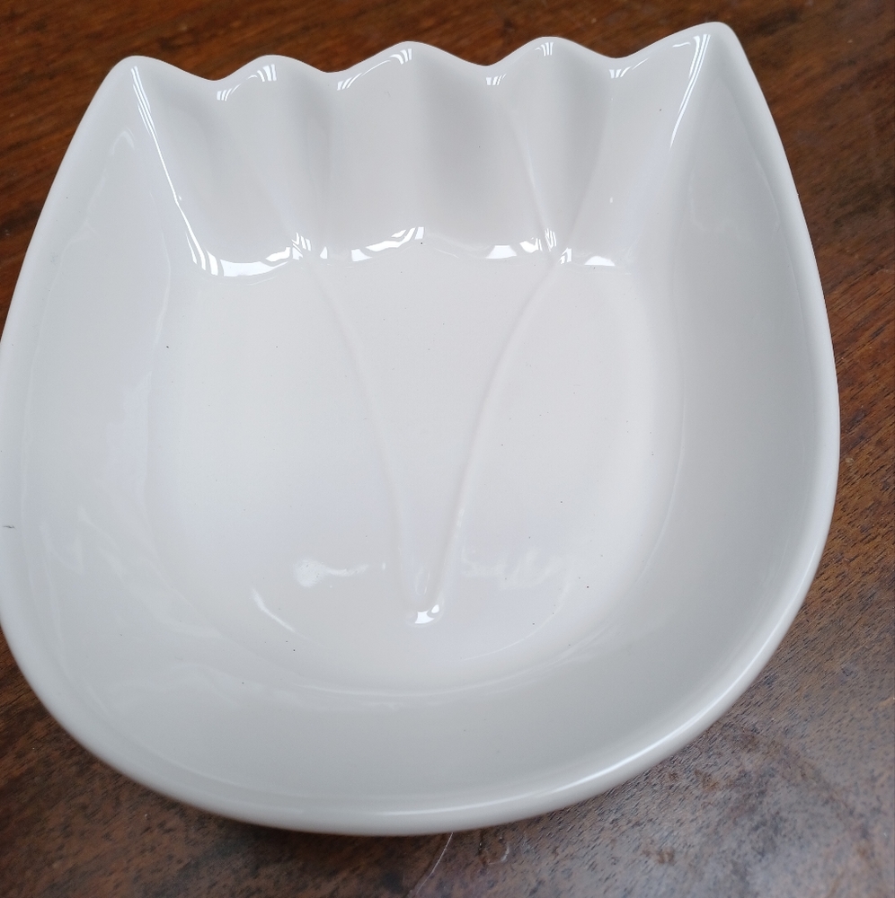 NWOT WHITE TULIP FLOWER SHAPED DISH